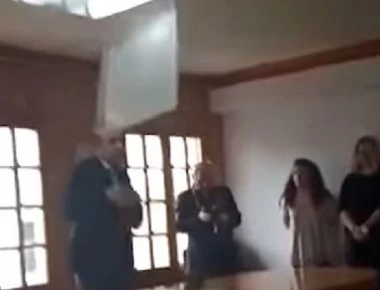 Ιωάννινα: Φωτιστικό «προσγειώνεται» στο... κεφάλι του Δημάρχου! (βίντεο)